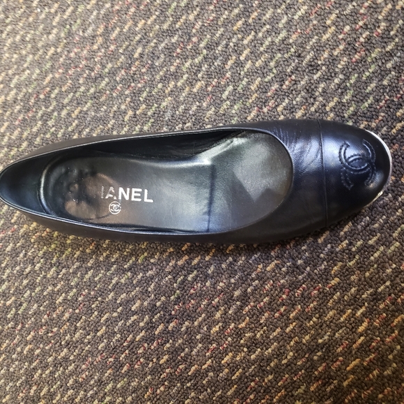 **SOLD** Chanel Flats - Picture 6 of 8